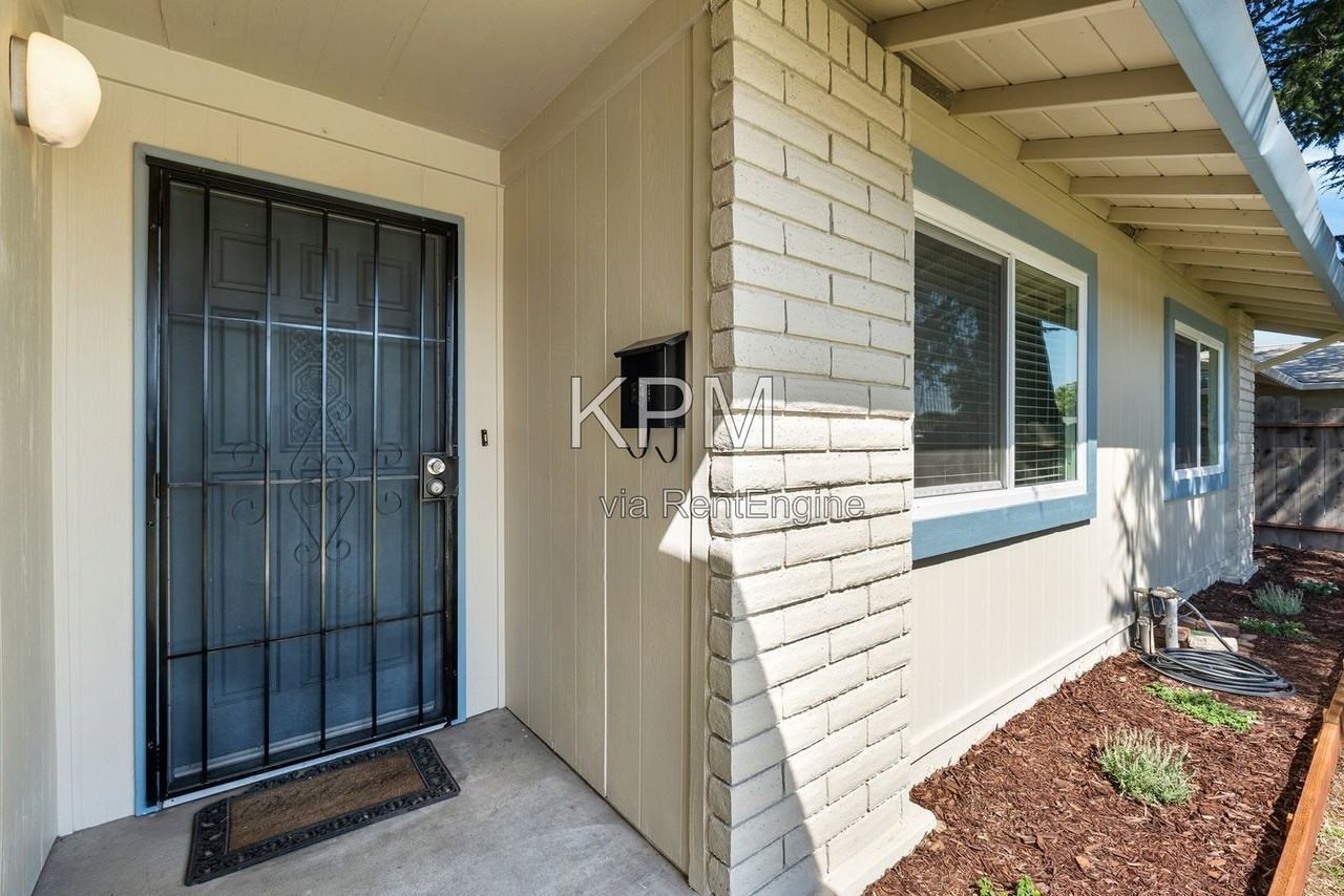 1735 Kingwood Ave - Photo 3 of 32