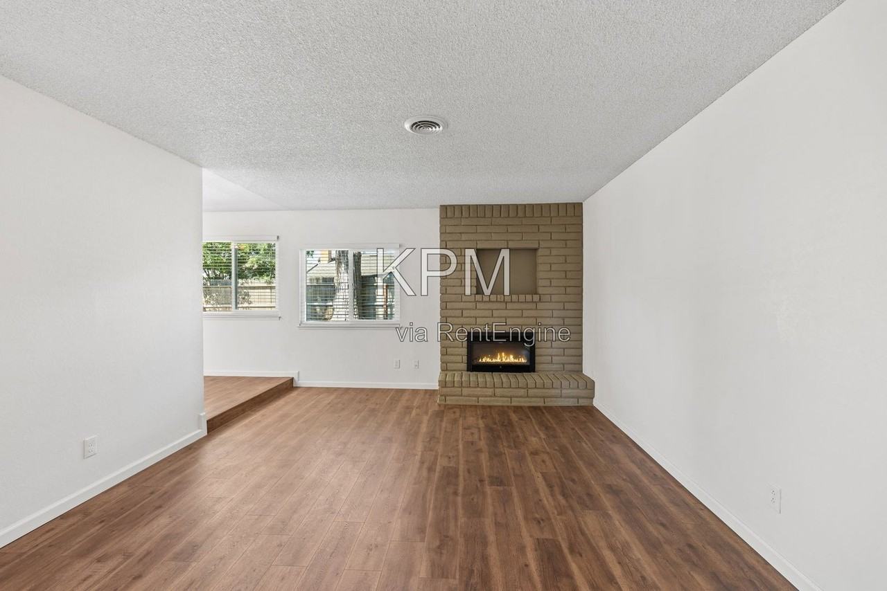 1735 Kingwood Ave - Photo 5 of 32