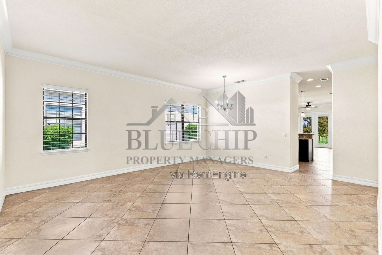 10449 Henbury St - Photo 4 of 44