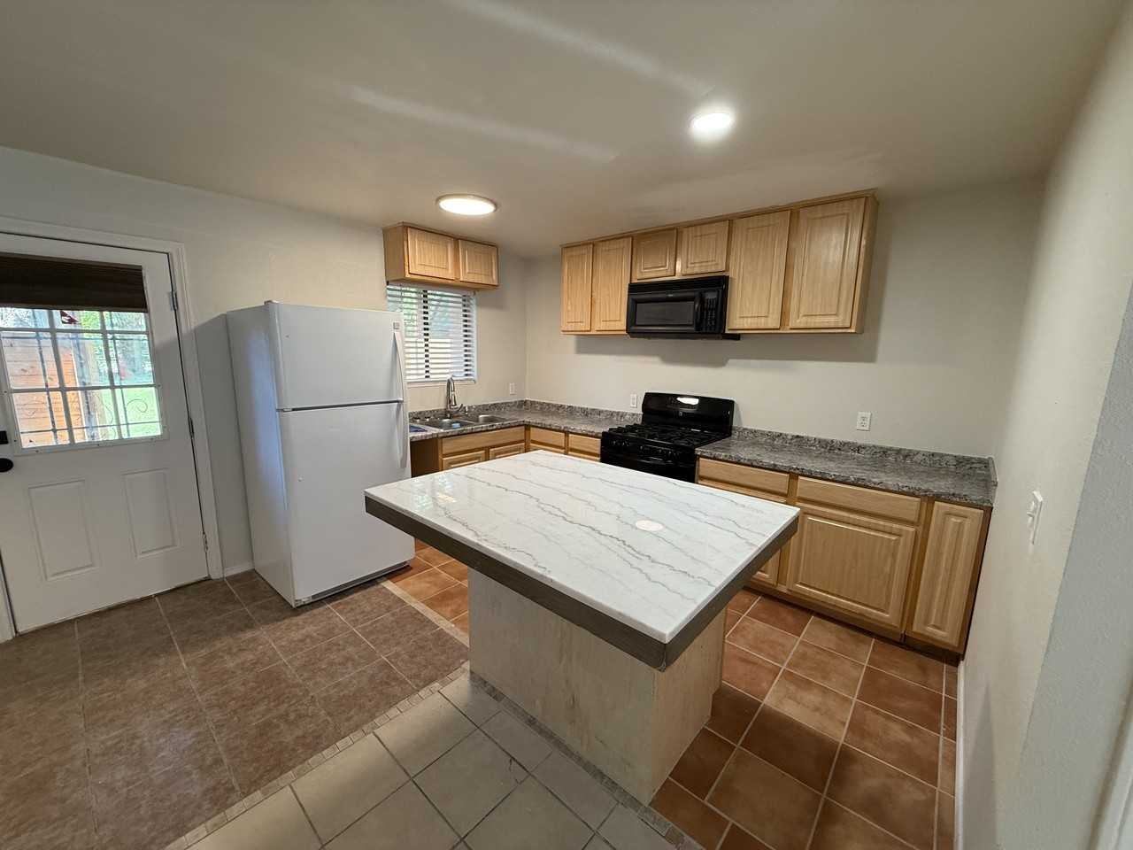 1101 S Avenue C #D - Photo 3 of 23