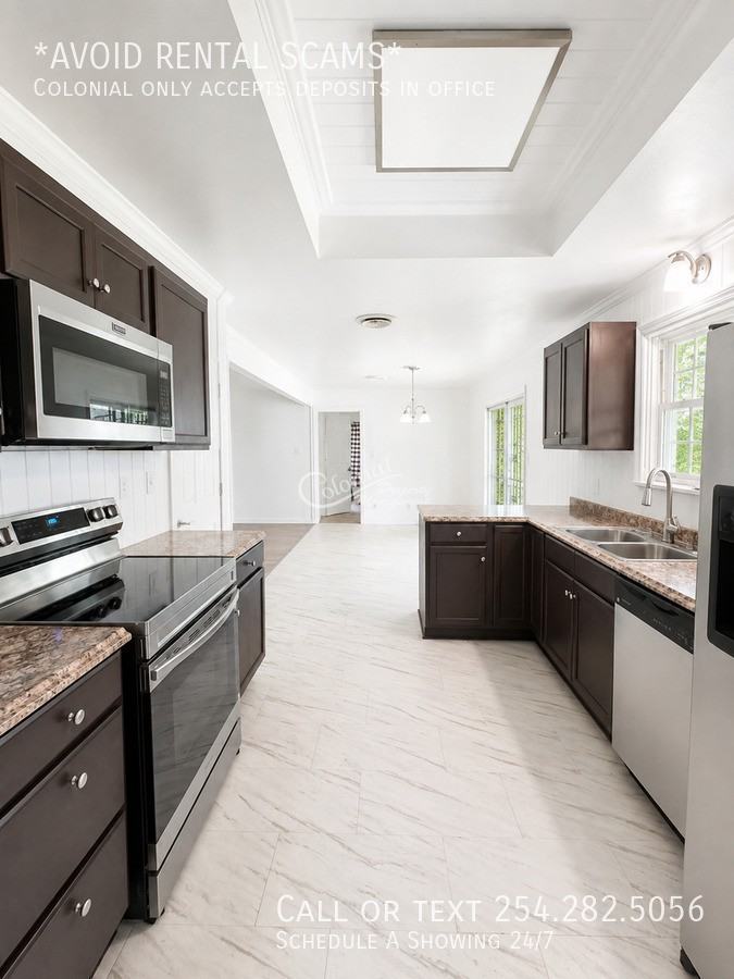 2203 Athens St - Photo 5 of 11