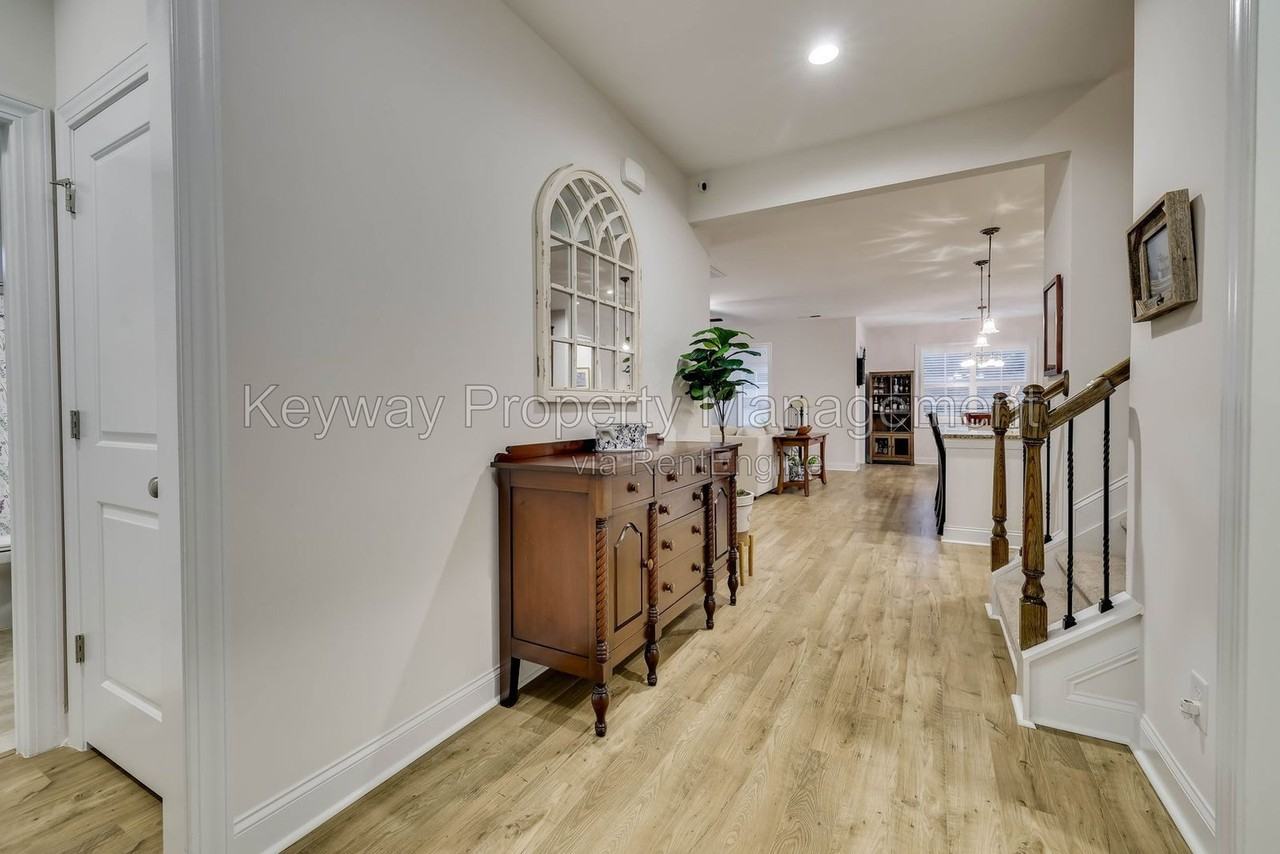 128 Fitzsimmons Dr - Photo 5 of 47