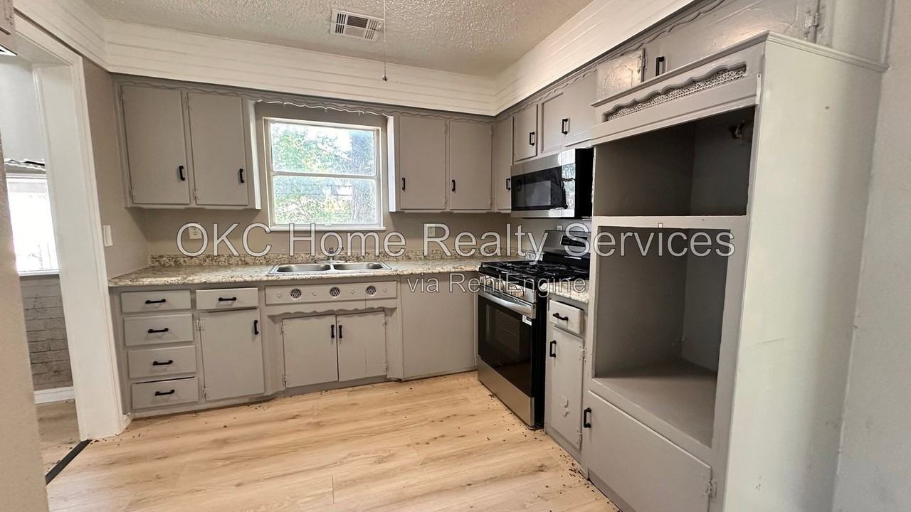 4712 S Blackwelder Ave - Photo 7 of 19