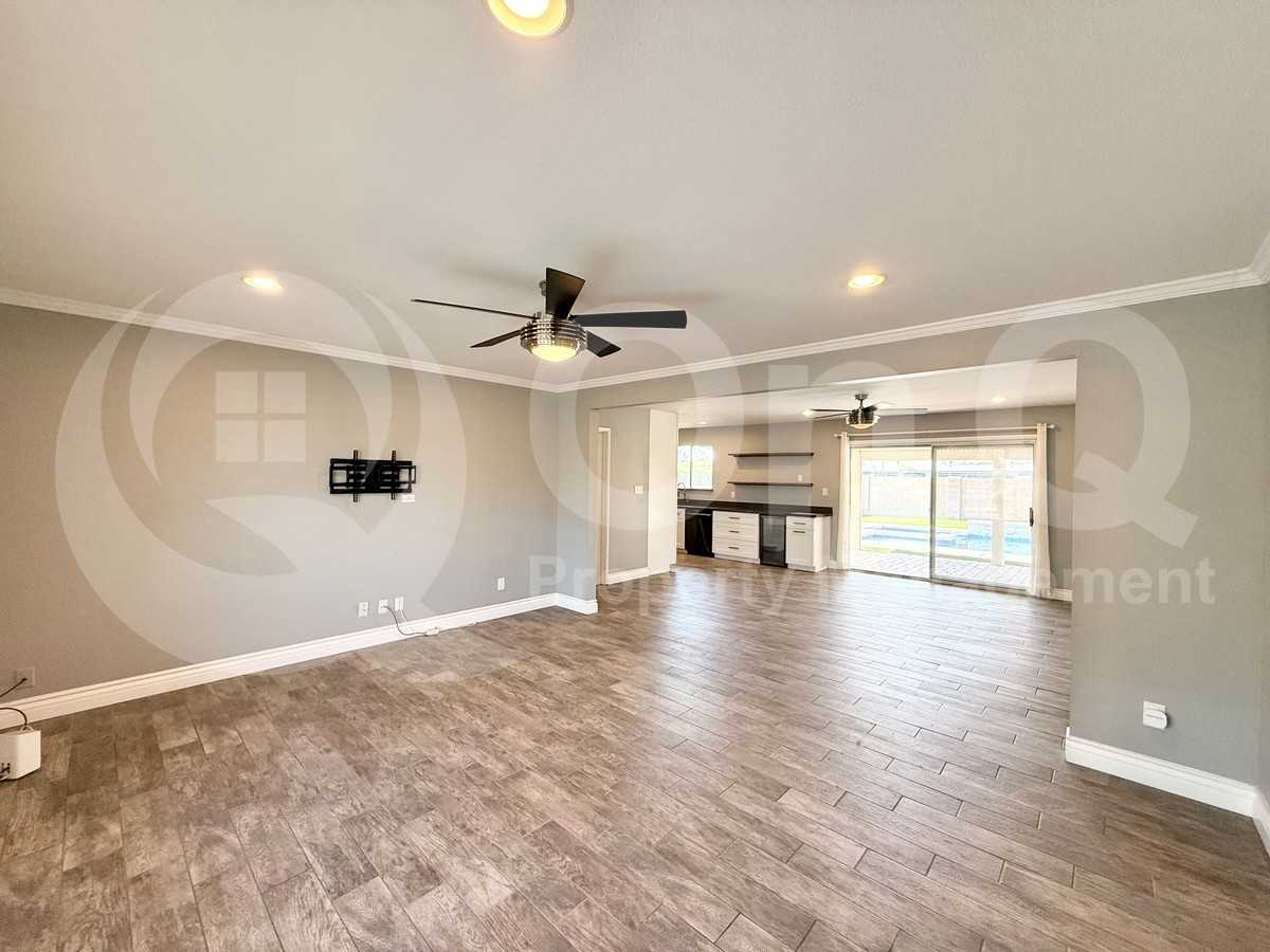8432 E Holly St - Photo 4 of 20