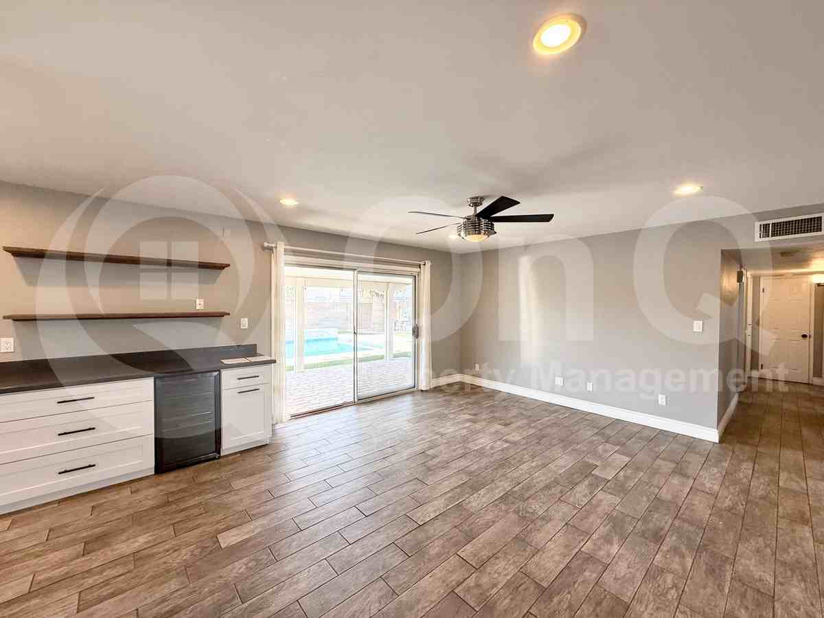 8432 E Holly St - Photo 6 of 20