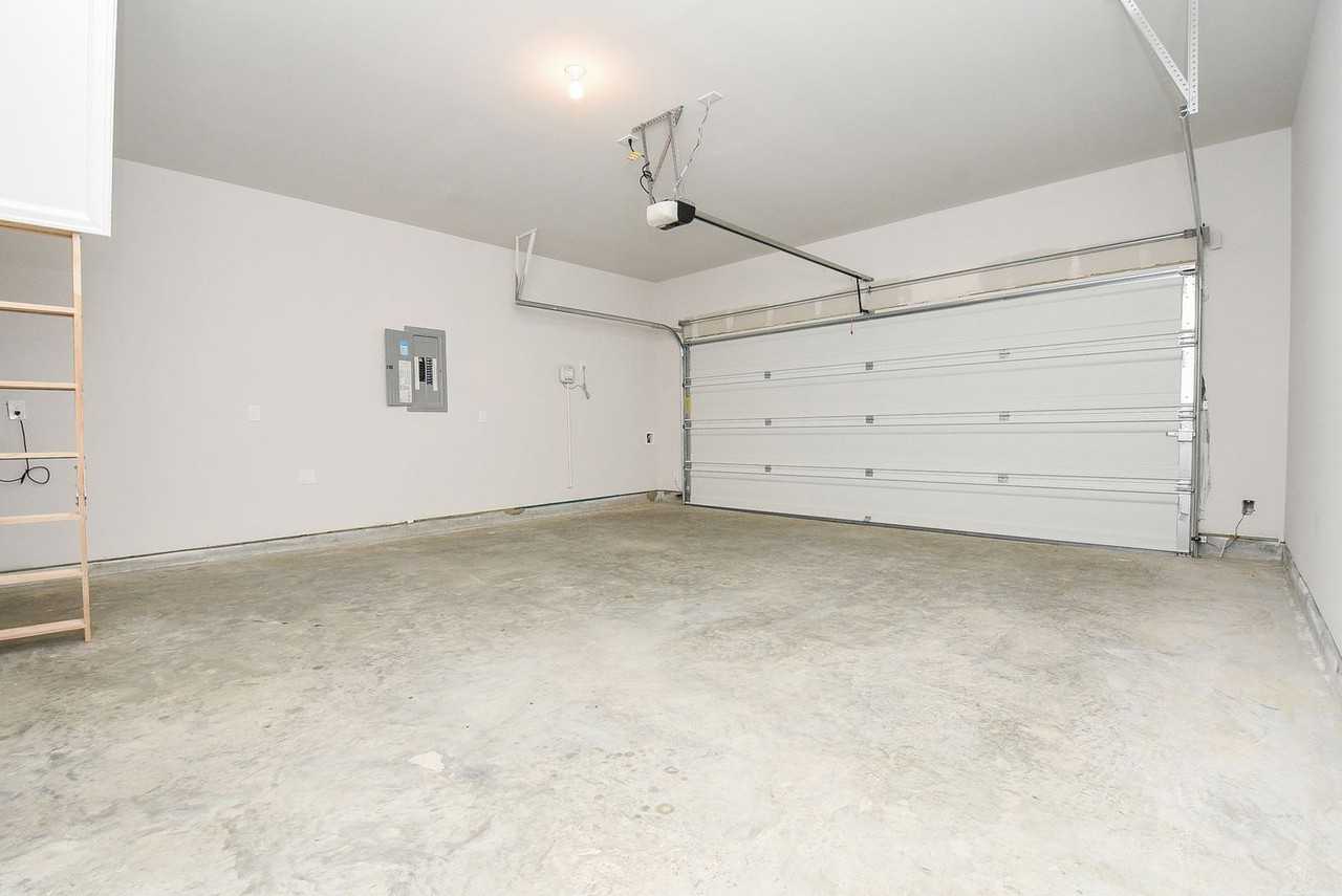 16493 Moss Ln - Photo 2 of 32