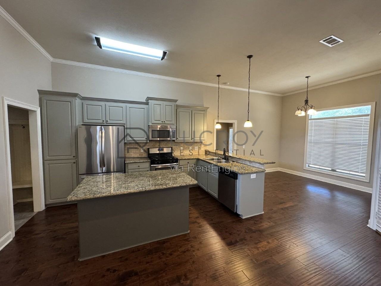 120 Marion Dr - Photo 3 of 21