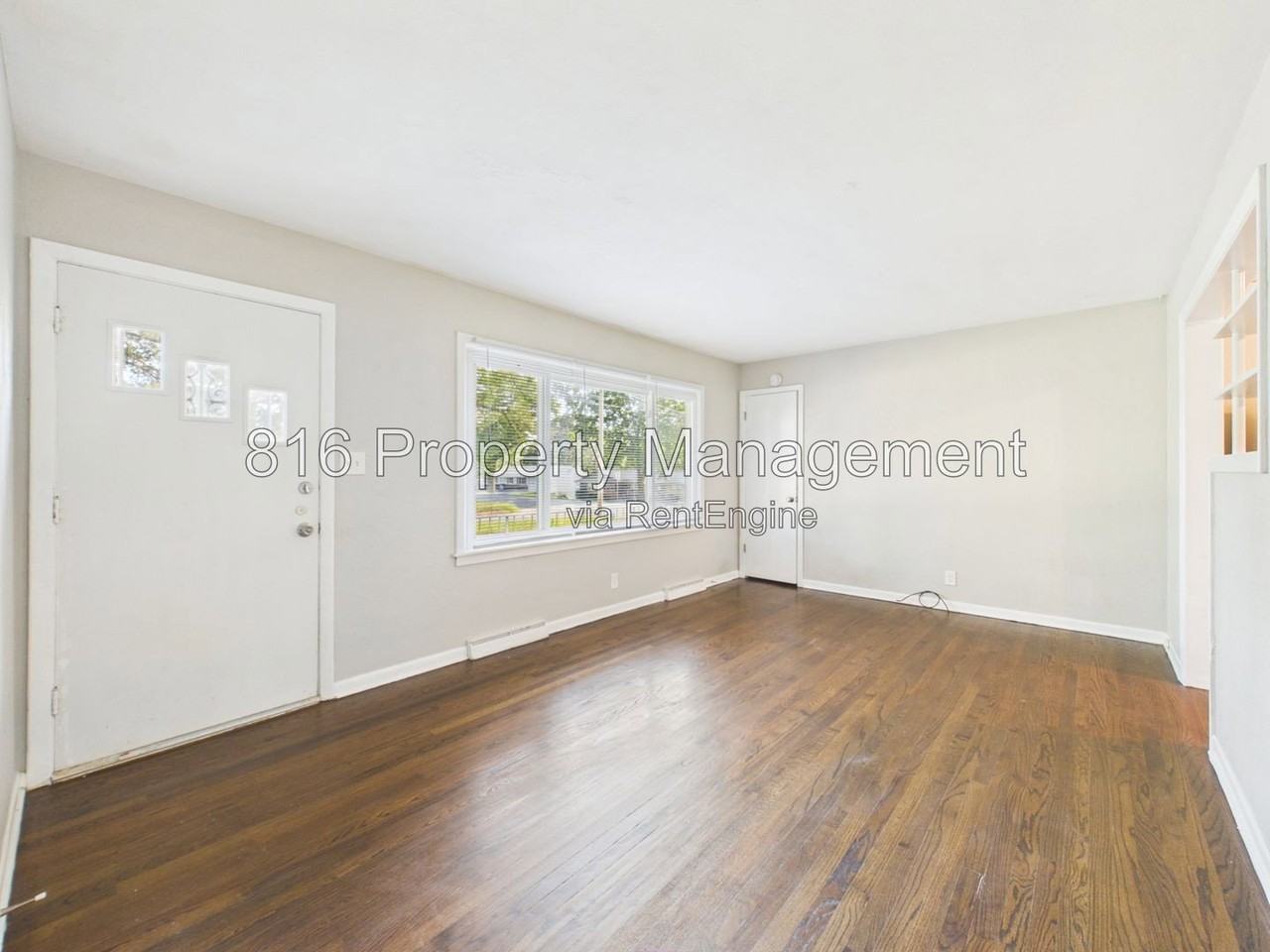 8250 Webster Ave - Photo 5 of 27