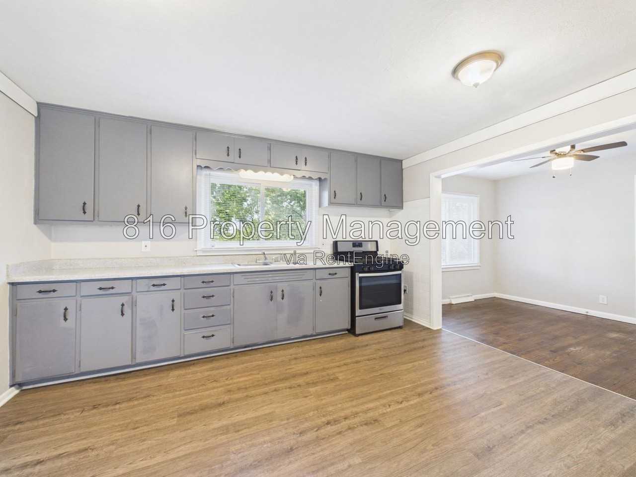 8250 Webster Ave - Photo 6 of 27