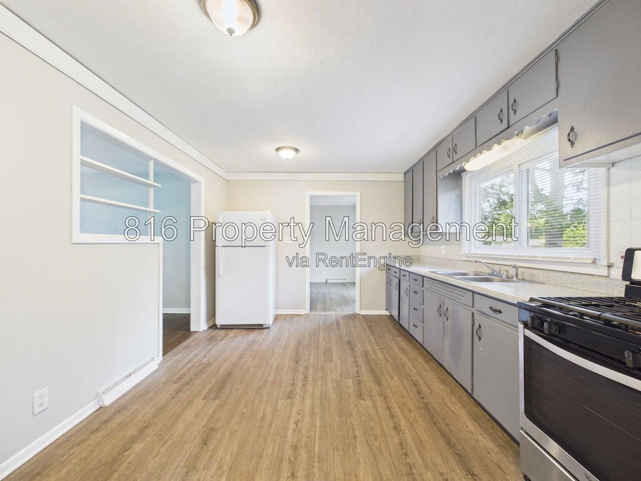 8250 Webster Ave - Photo 7 of 27