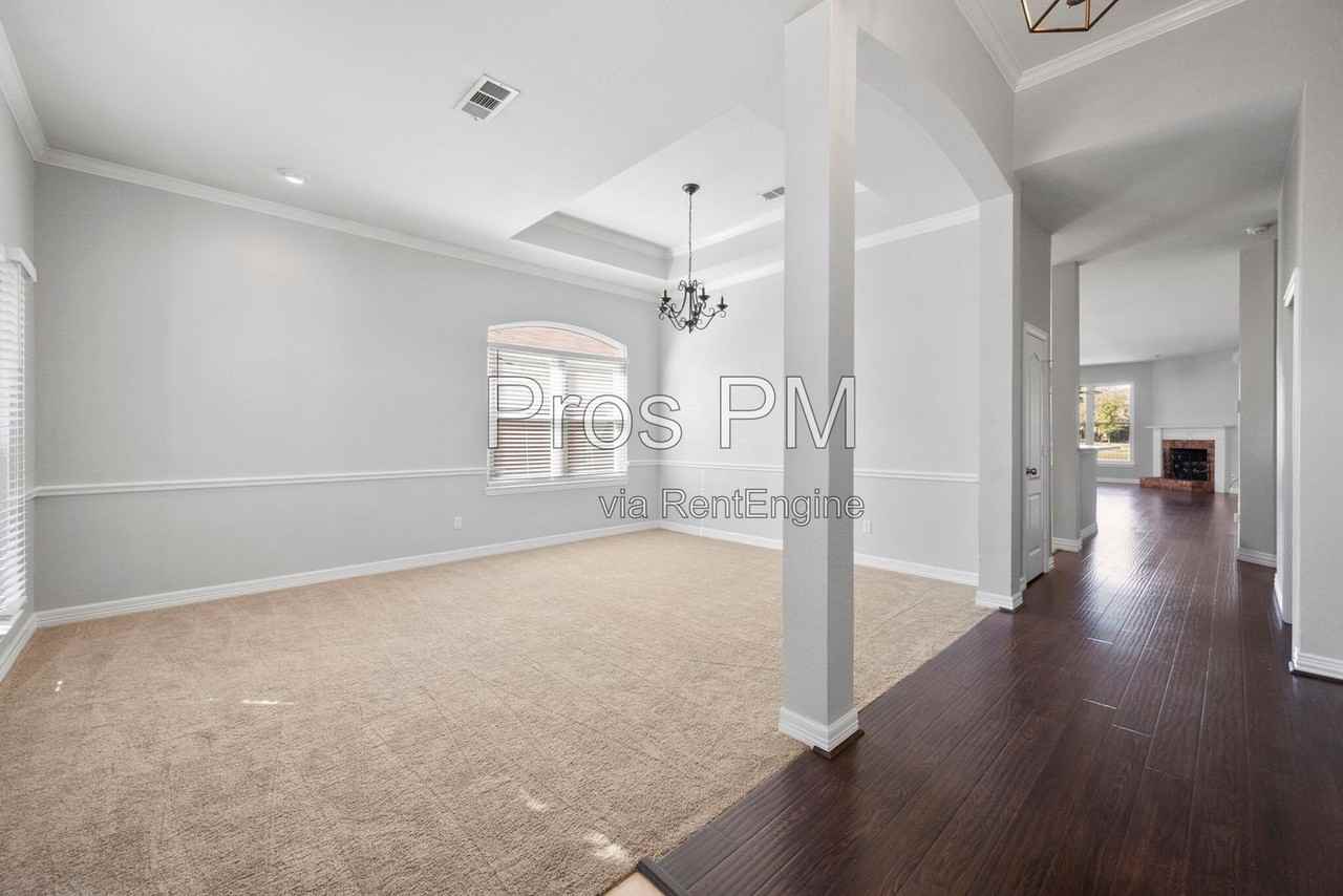 2605 Wandering Oak Dr - Photo 4 of 38