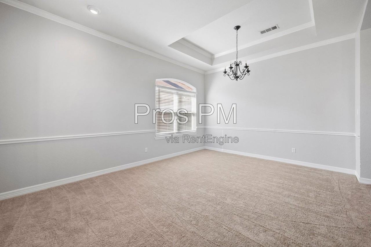 2605 Wandering Oak Dr - Photo 5 of 38