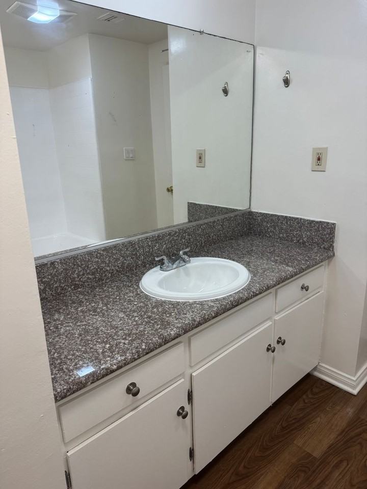 045 - Jackson Apartments - Photo 4 of 17