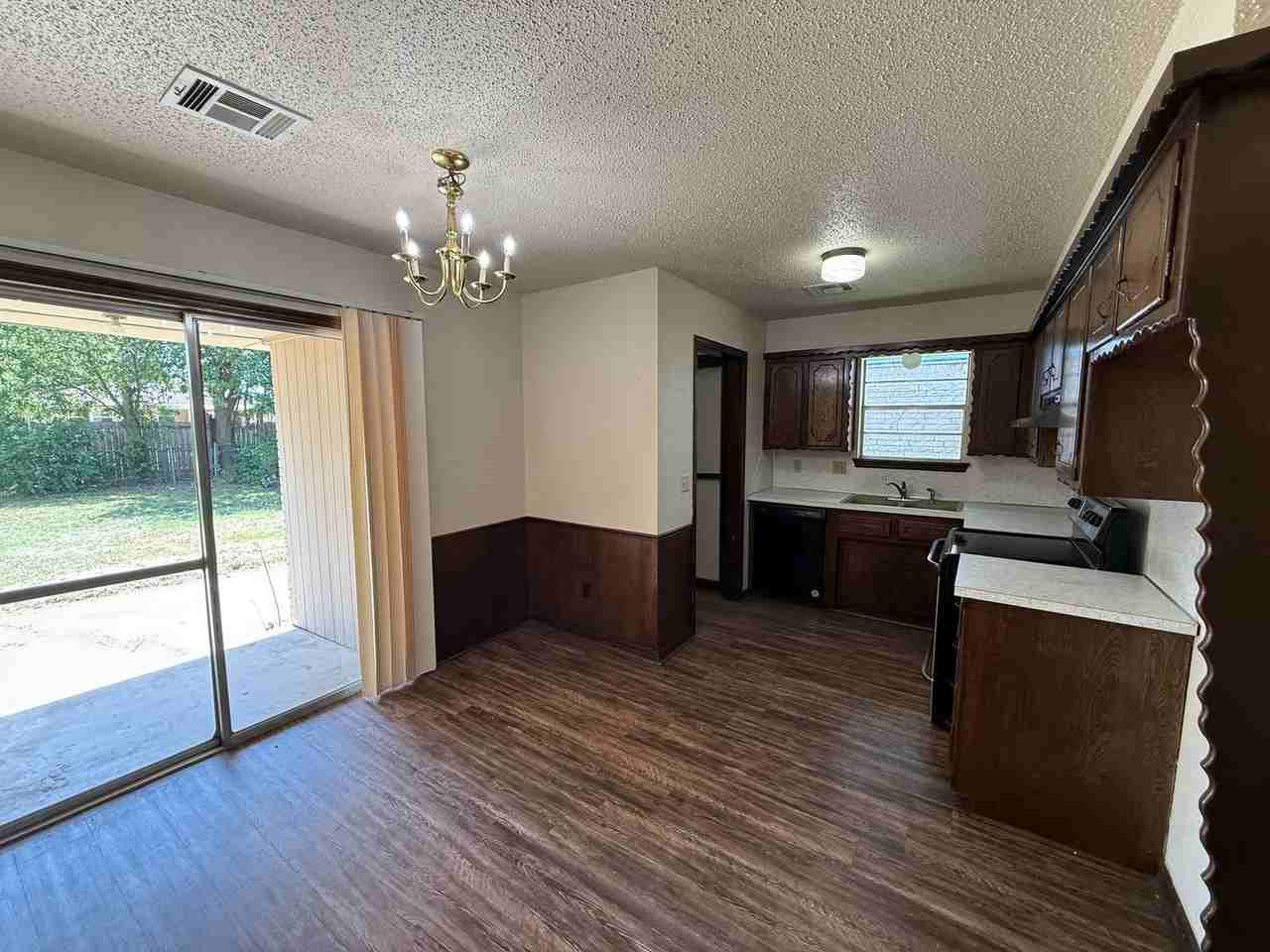 704 Ashley Dr - Photo 4 of 13