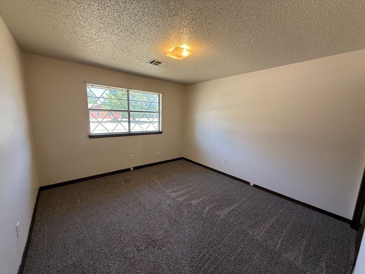 704 Ashley Dr - Photo 6 of 13