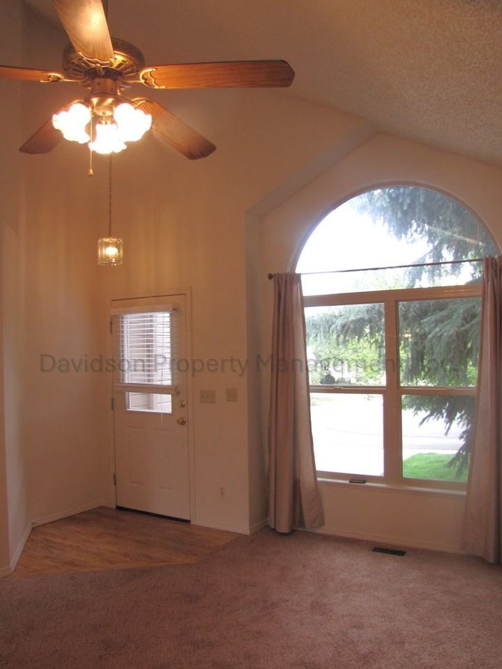 5624 Corinth Dr - Photo 4 of 17
