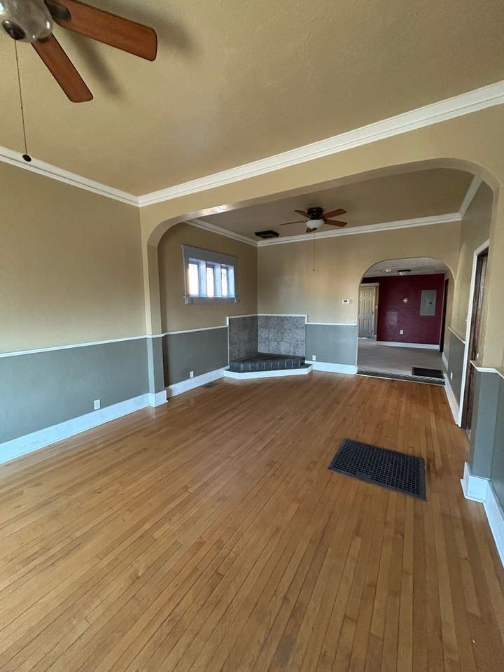 1115 W Woolman St - Photo 2 of 17