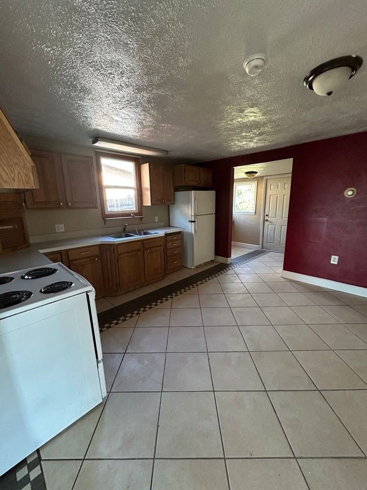 1115 W Woolman St - Photo 5 of 17