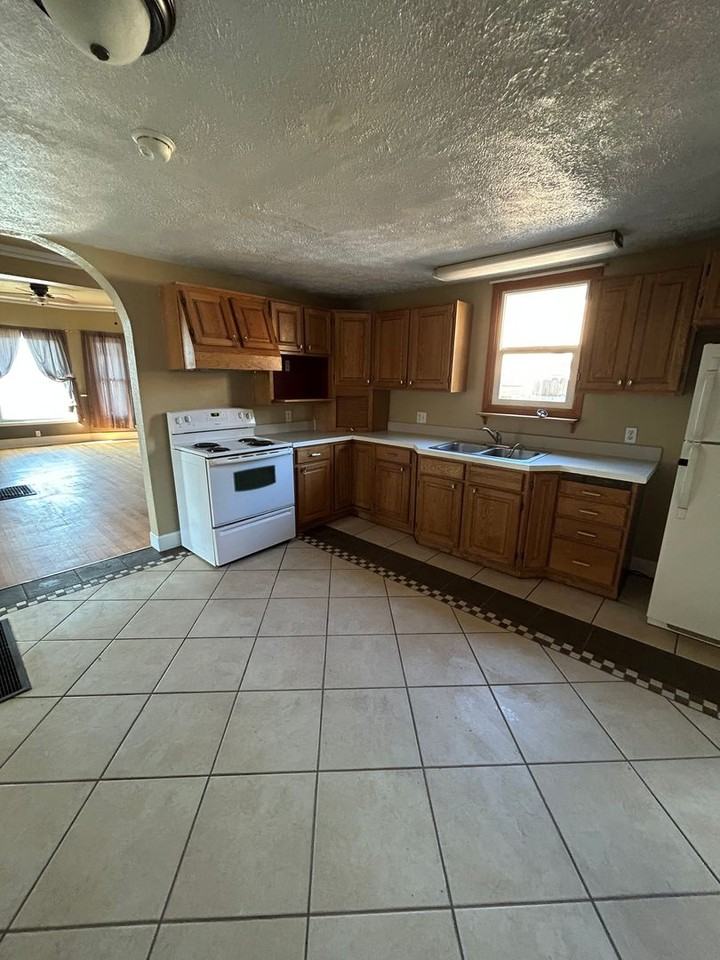 1115 W Woolman St - Photo 6 of 17