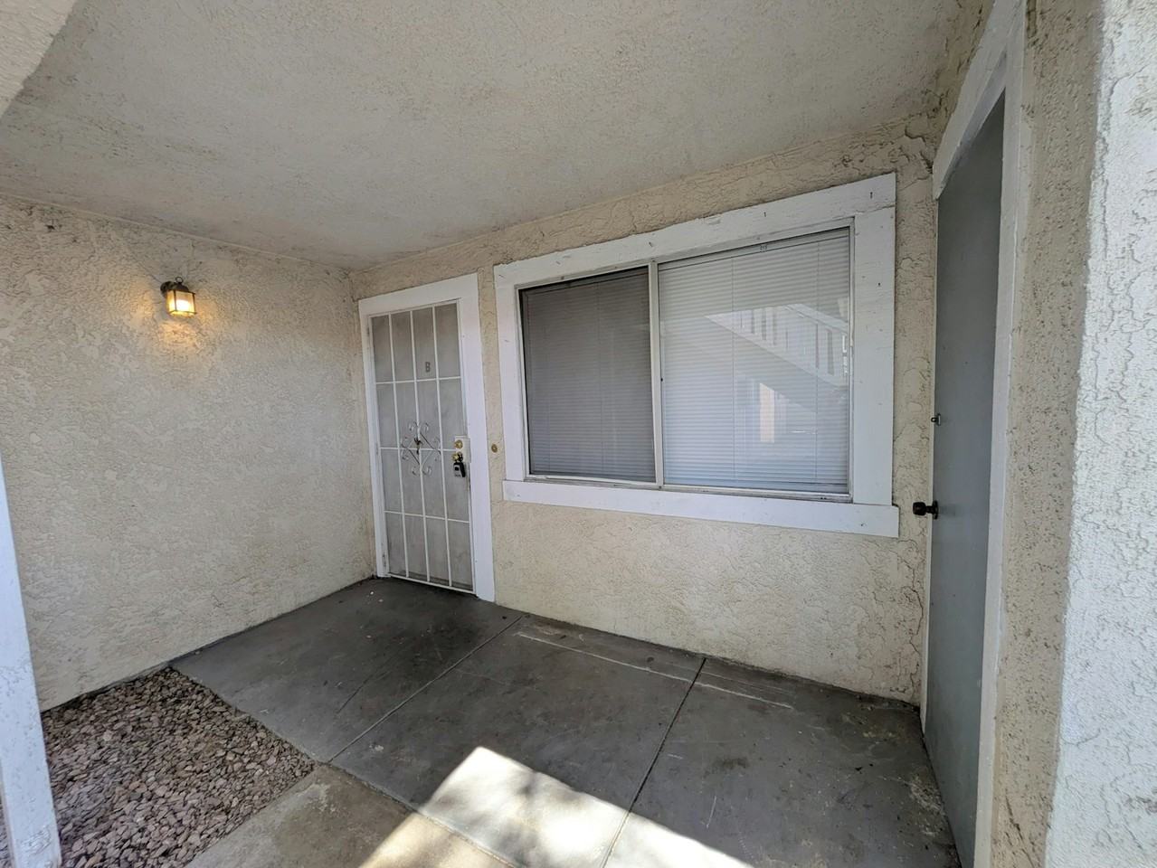 955 West Devonshire Avenue, Unit B - Photo 2 of 8