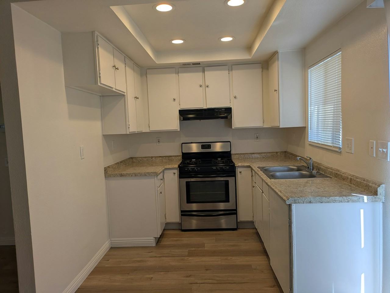 955 West Devonshire Avenue, Unit B - Photo 3 of 8