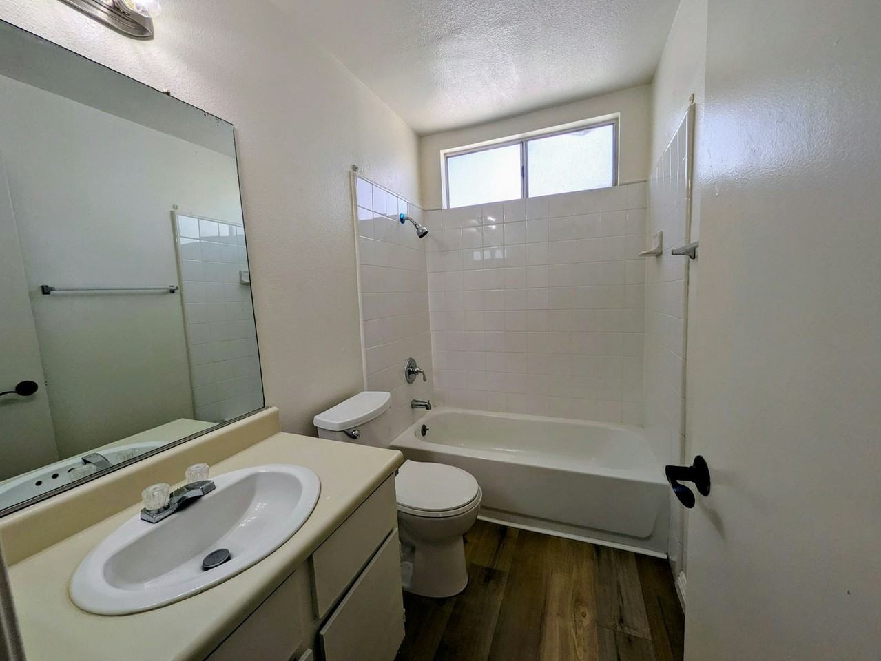 955 West Devonshire Avenue, Unit B - Photo 4 of 8
