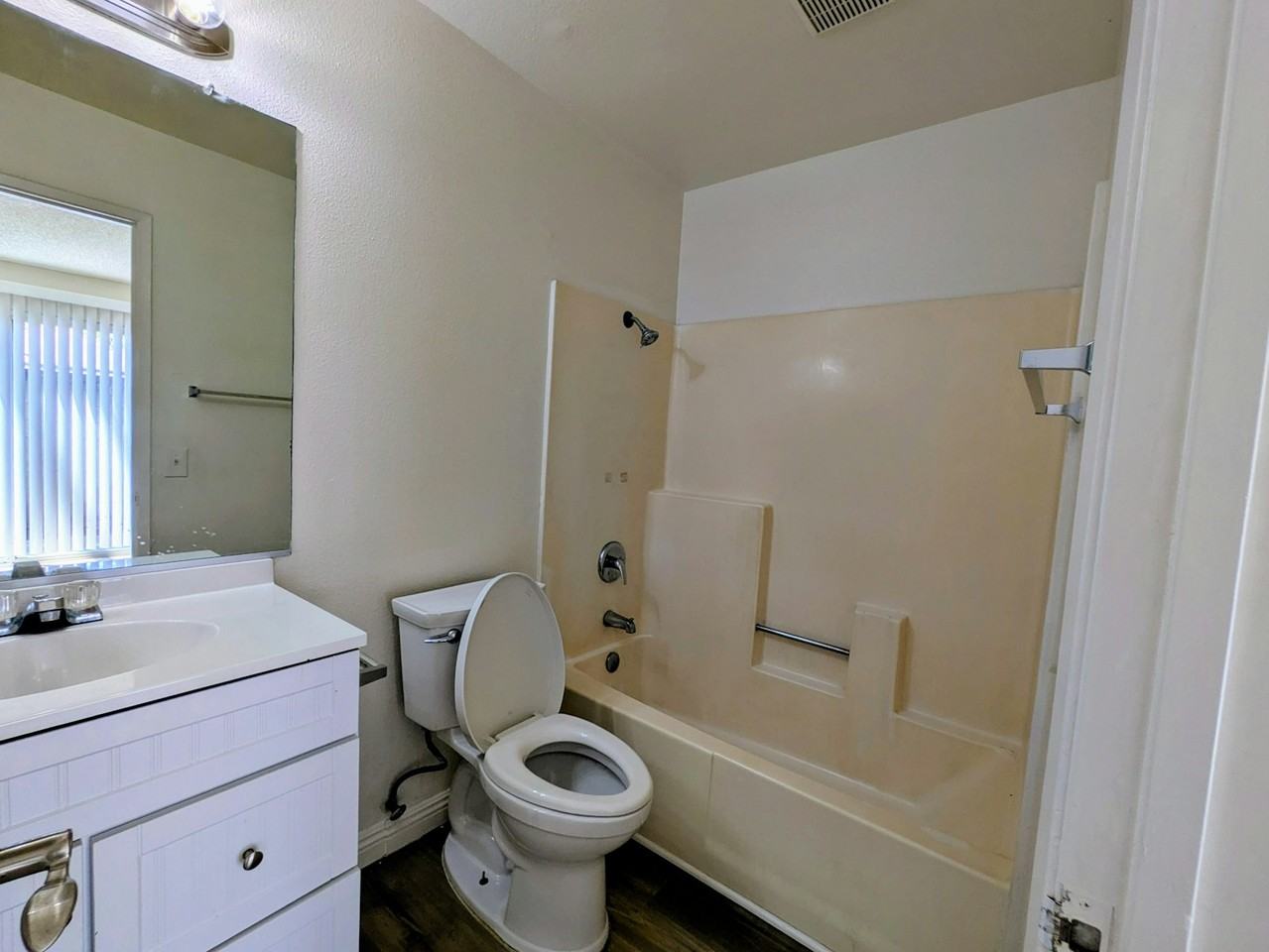 955 West Devonshire Avenue, Unit B - Photo 5 of 8