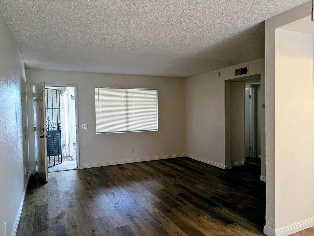955 West Devonshire Avenue, Unit B - Photo 6 of 8