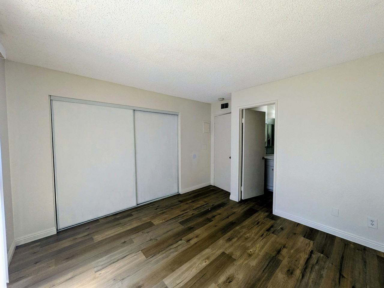 955 West Devonshire Avenue, Unit B - Photo 7 of 8