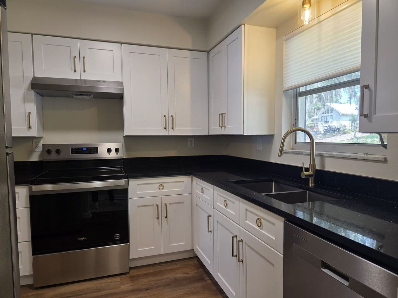 655 Linden St - Photo 3 of 23