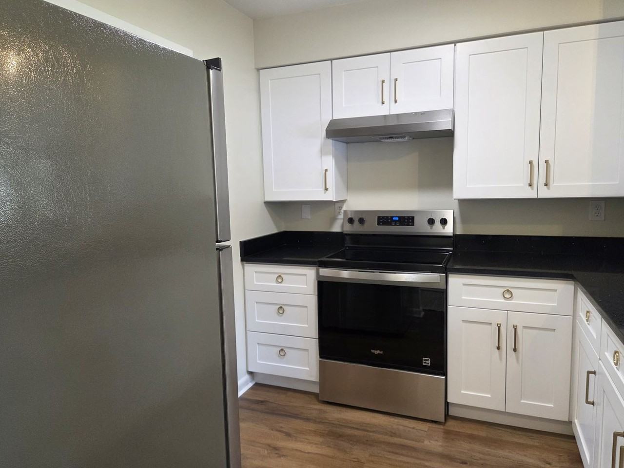 655 Linden St - Photo 4 of 23