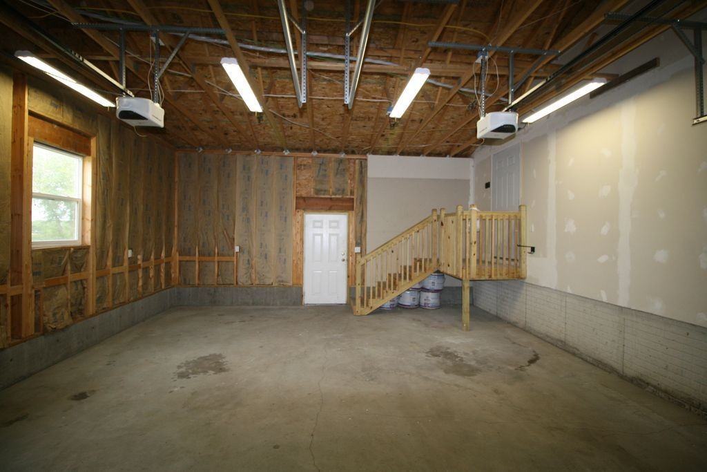 215 Greenbush Dr - Photo 2 of 47