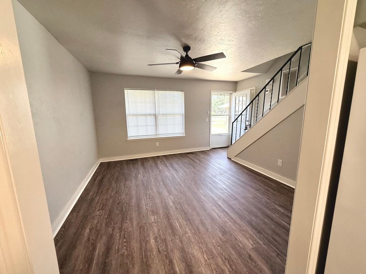 331 W Vandament Ave - Photo 3 of 10