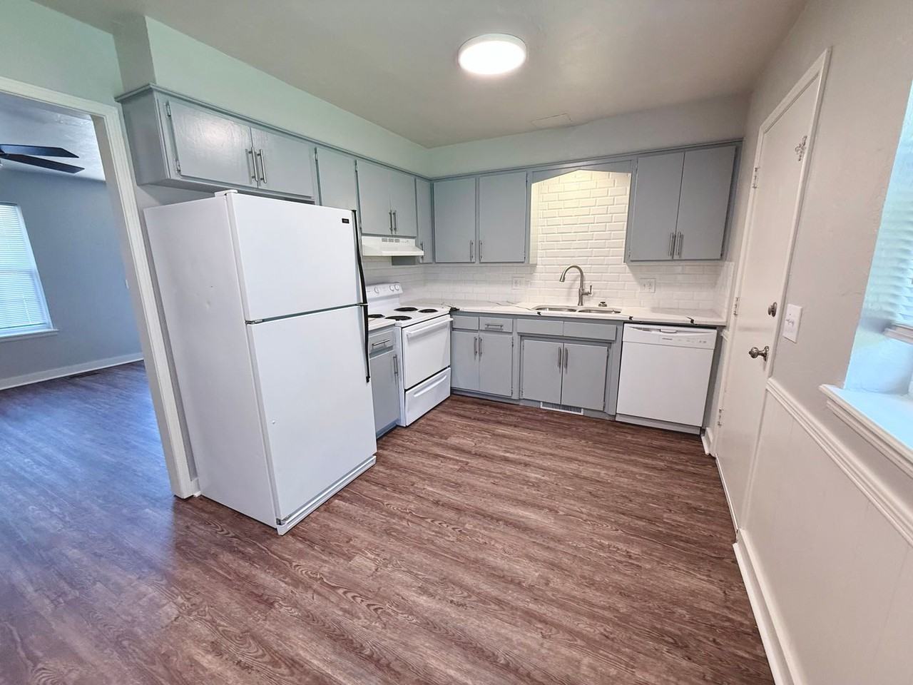 331 W Vandament Ave - Photo 4 of 10