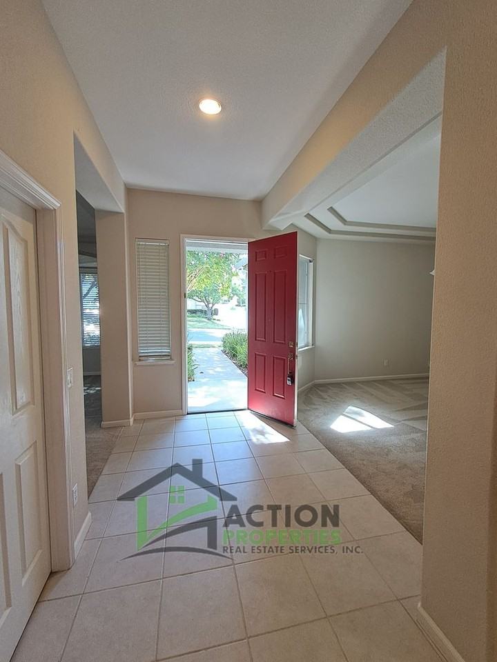 400 Dumas Ct - Photo 5 of 43