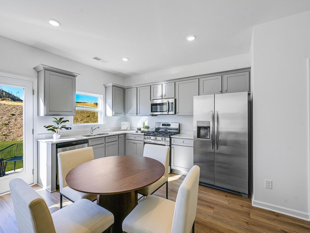 5064 Highwood Dr Ne #3 - Photo 4 of 11