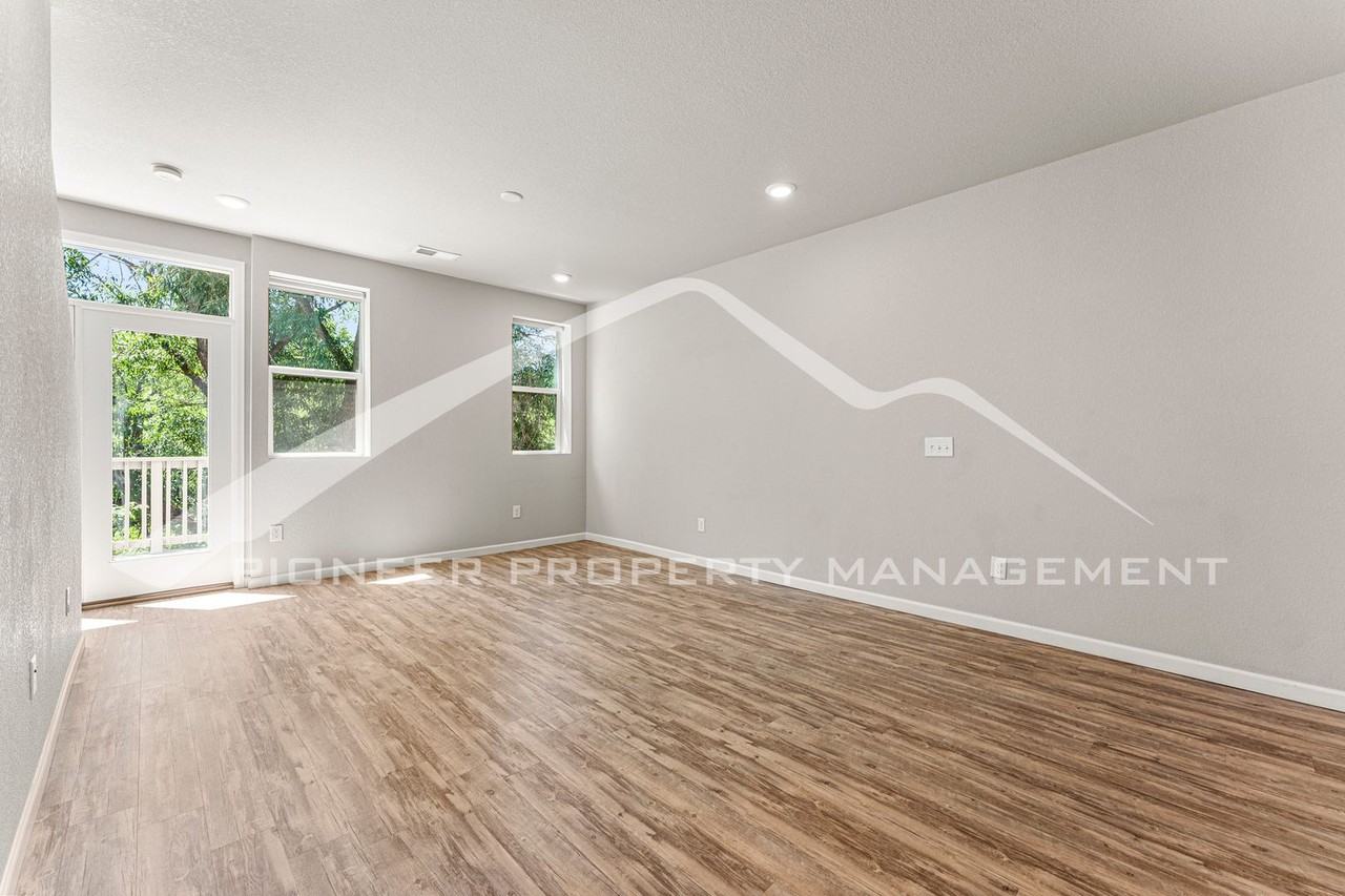 1152 Oak St - Photo 2 of 16