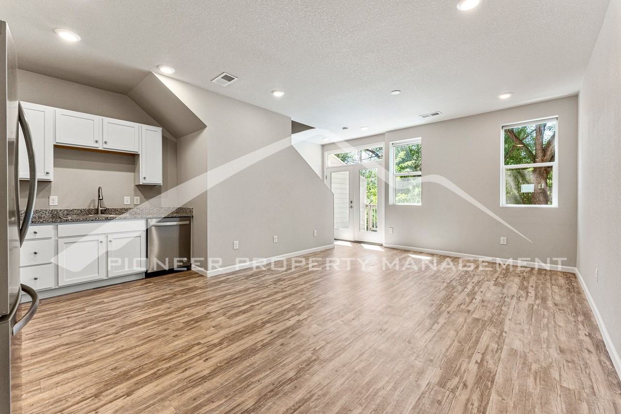 1152 Oak St - Photo 3 of 16