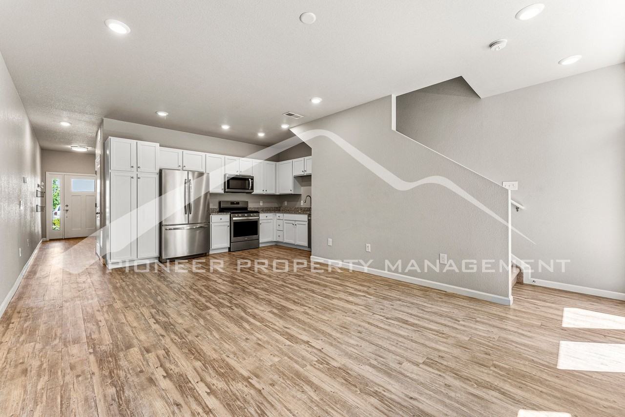 1152 Oak St - Photo 4 of 16