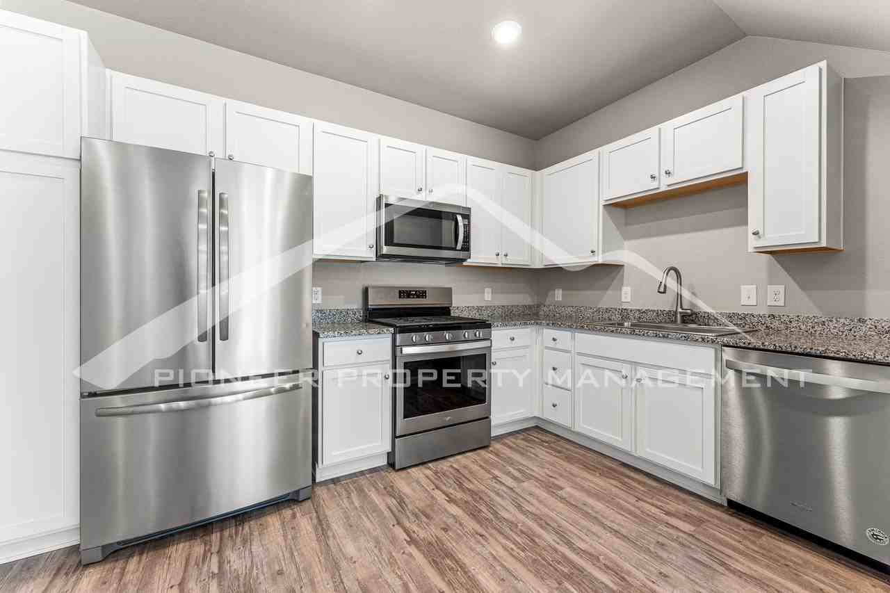 1152 Oak St - Photo 5 of 16