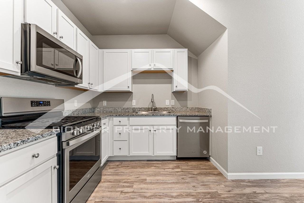 1152 Oak St - Photo 6 of 16