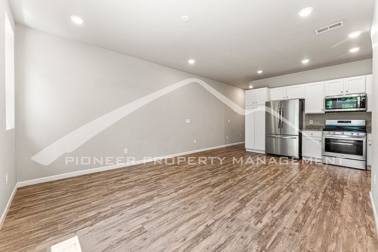 1152 Oak St - Photo 7 of 16