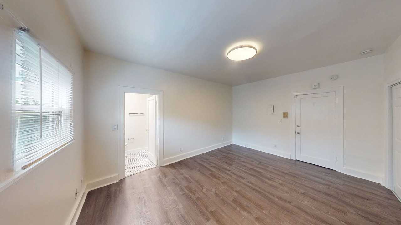 535 41st Street - Photo 5 of 31