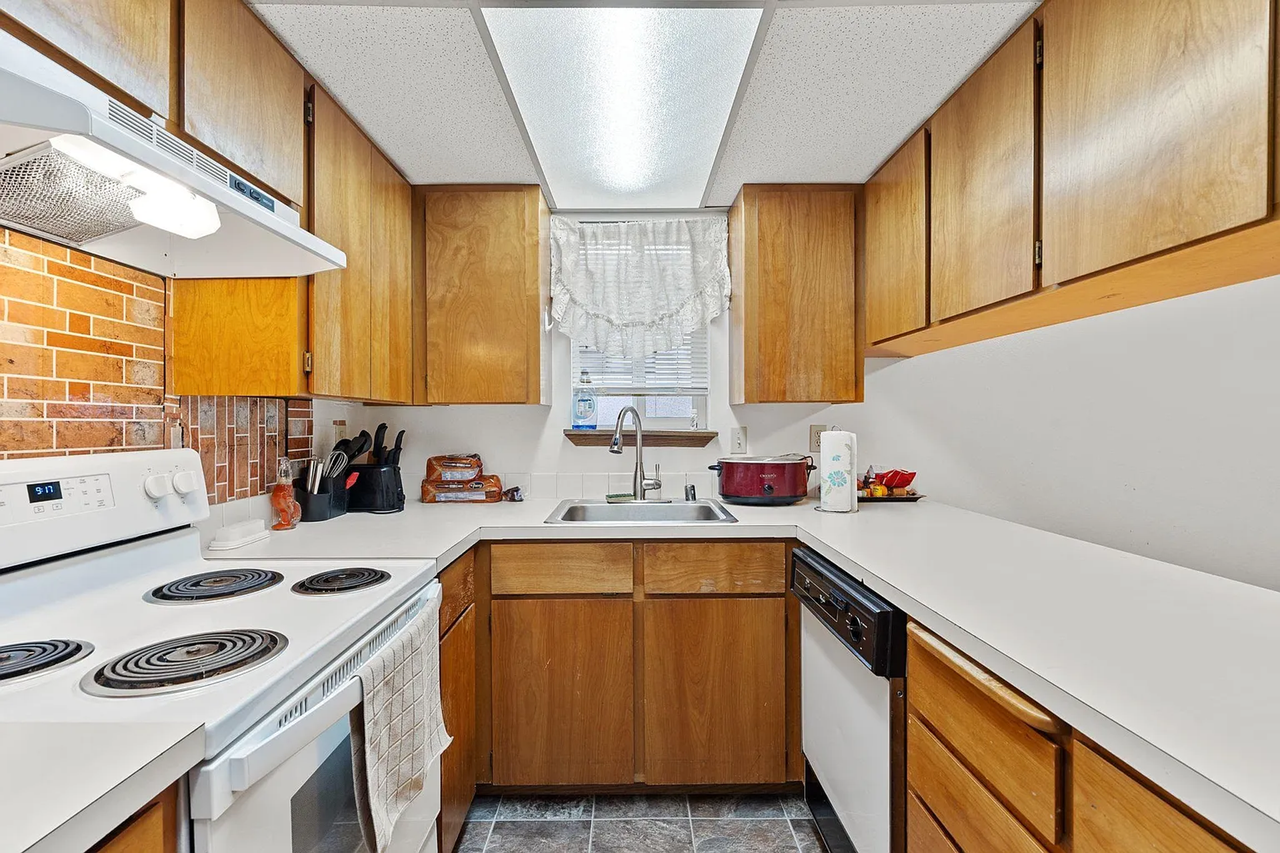 824-830 East North Avenue - Photo 3 of 5