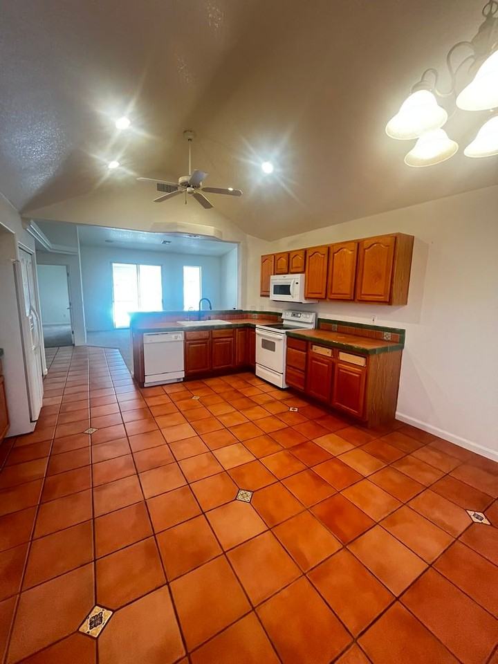 210 White Oak Dr - Photo 4 of 18