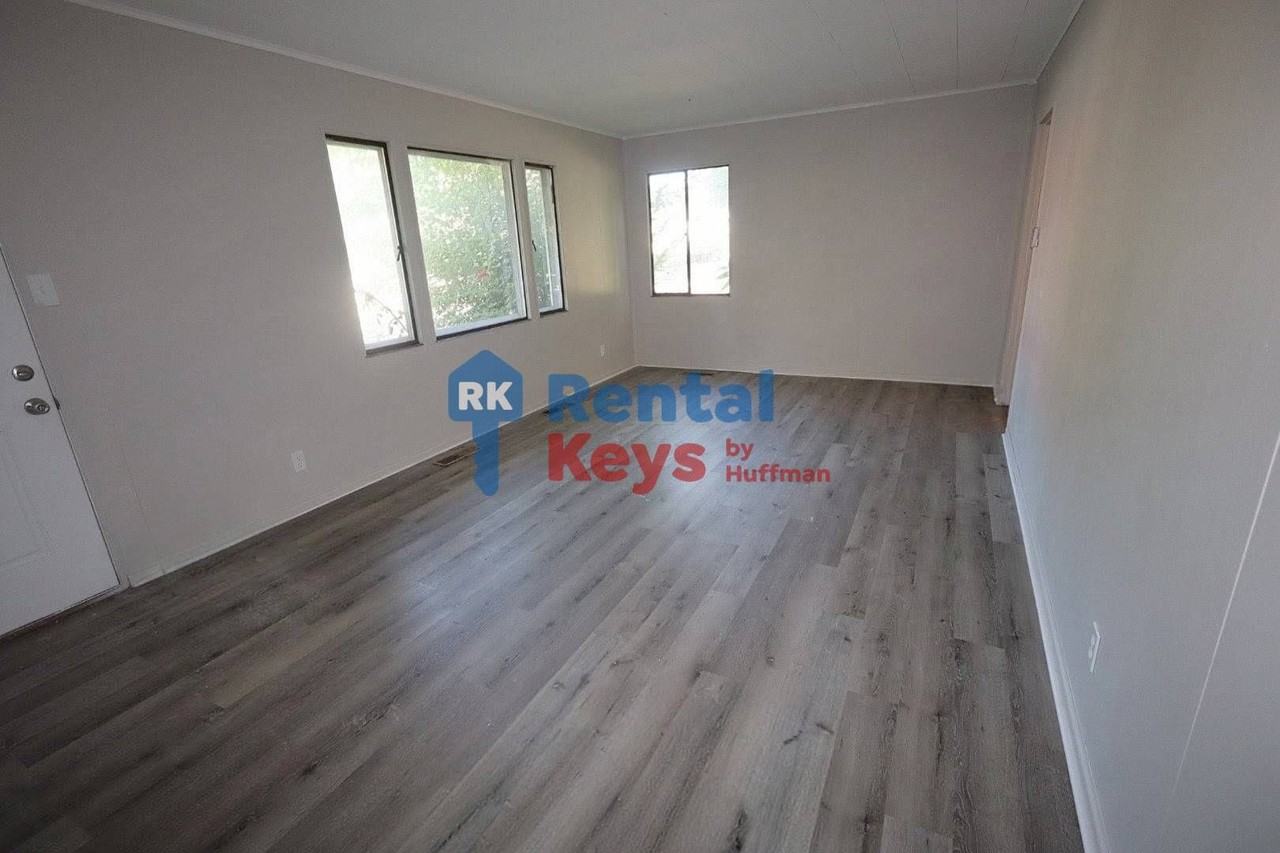2101 Waggoner Ave - Photo 6 of 25