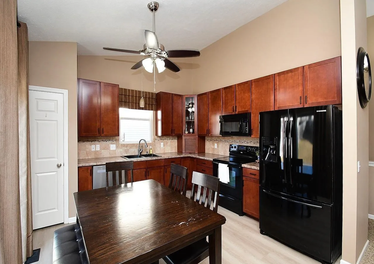 20823 Charles St - Photo 4 of 14