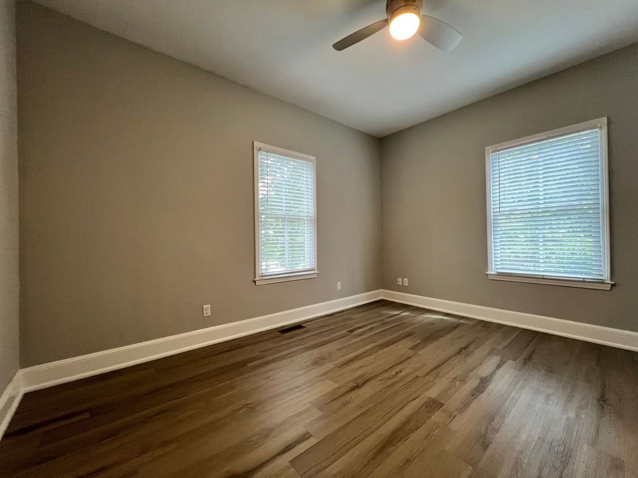 917 Campbell Ave Sw - Photo 3 of 17