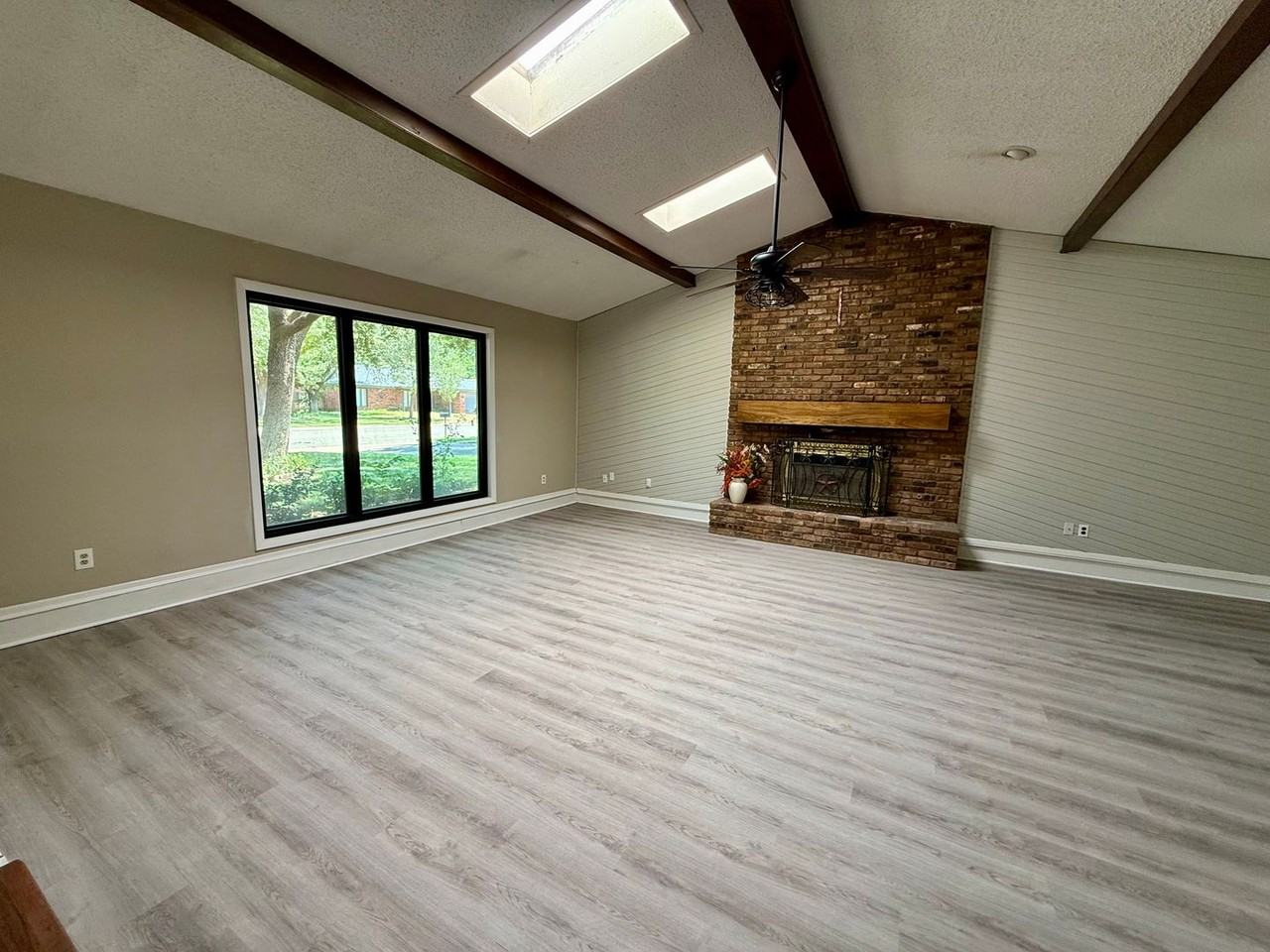 8606 Knoxville Ave - Photo 4 of 16