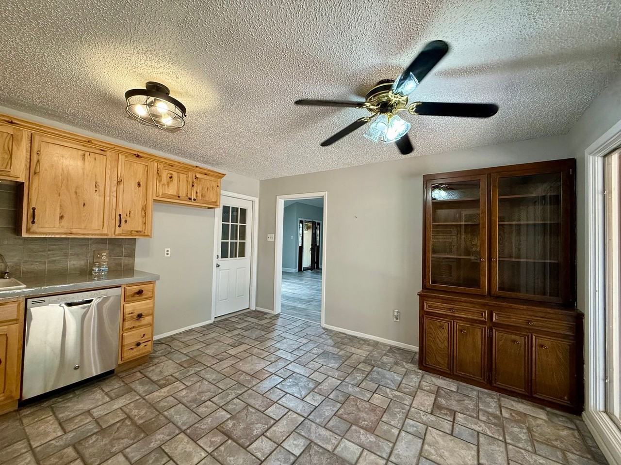 8606 Knoxville Ave - Photo 7 of 16